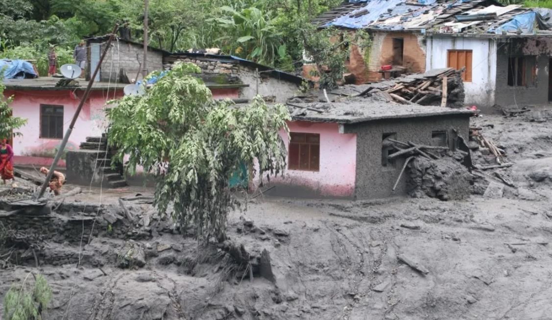 बाढीपीडित भन्छन्– ‘पाल टाँग्ने जमिन छैन’